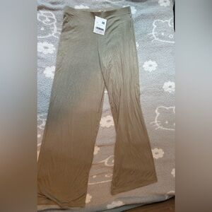 Women’s Oak + Fort stretchy straight leg pants in laurel oak (beige) size medium